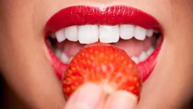 Kömürle diş beyazlatma yöntemi zararlı mı?