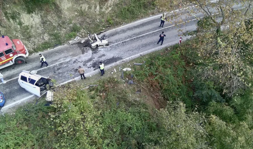 Sinop'ta feci kaza: Otomobil ikiye bölündü 1