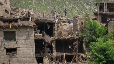 Afganistan’da çifte deprem: Komandolar havadan indirildi