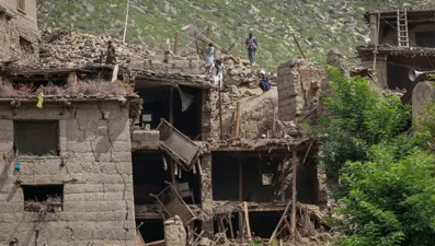 Afganistan’da çifte deprem: Komandolar havadan indirildi