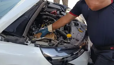 Aracın motoruna sıkışan yavru kedi kurtarıldı