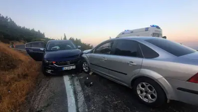 İki otomobil kafakafaya çarpıştı: 8 yaralı