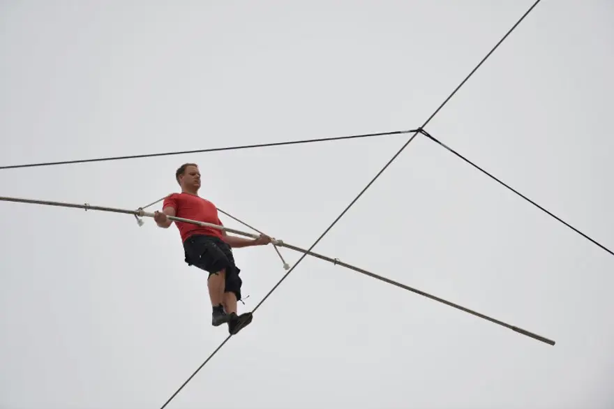 Güvenlik halatı olmadan yürüdü 13 Güvenlik halatı olmadan yürüdü 13