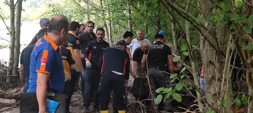 Karadeniz'i sel vurdu: Dereler taştı, yollar göle döndü, evleri su bastı 14 Karadeniz'i sel vurdu: Dereler taştı, yollar göle döndü, evleri su bastı 14