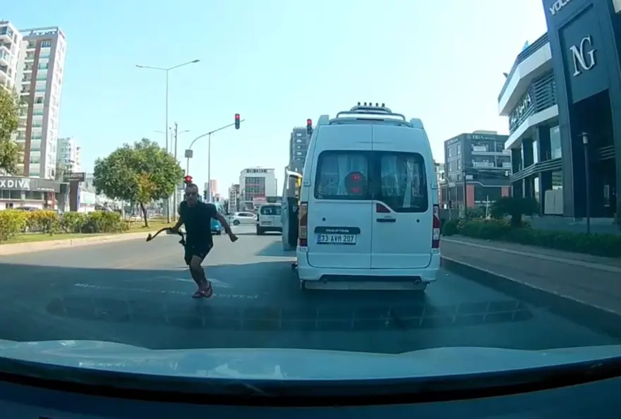 Trafiktehalatlı saldırı: Önünü kesti, tehditler savurdu 2 Trafiktehalatlı saldırı: Önünü kesti, tehditler savurdu 2