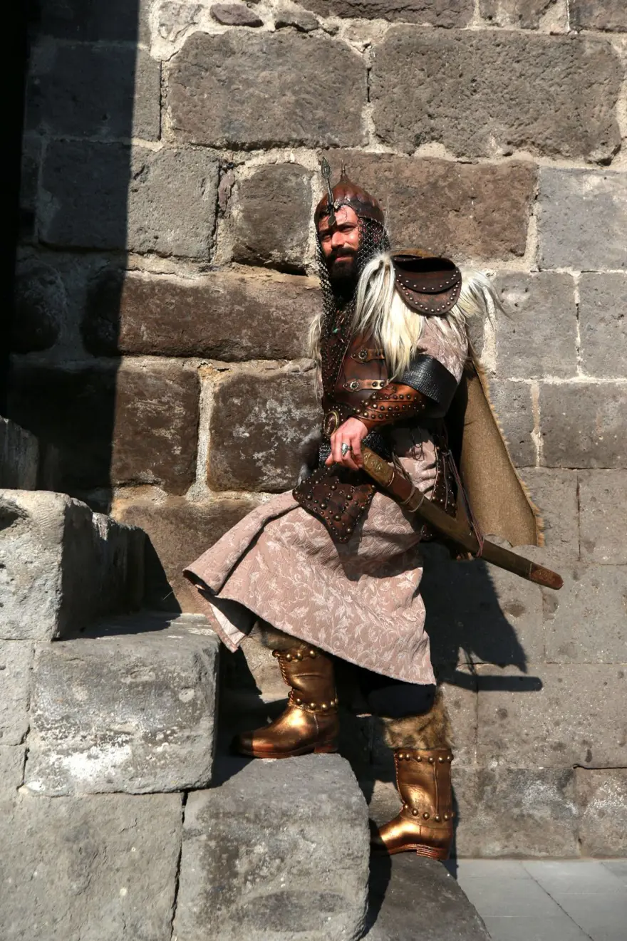 Giydiği kıyafeti çizme, yüzük, kılıç kınıyla tamamlıyor: 33 yaşındaki Gezer alp kıyafetliyle ilgi çekiyor 26