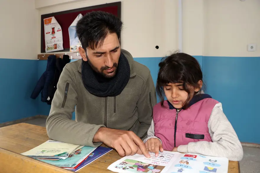 2 derslik 1 öğrenci: Hasret'in karne sevinci 10