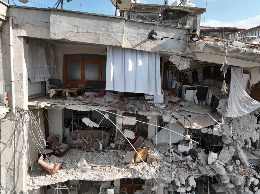 Hatay'da hasarlı evlerin içi görüntülendi 
