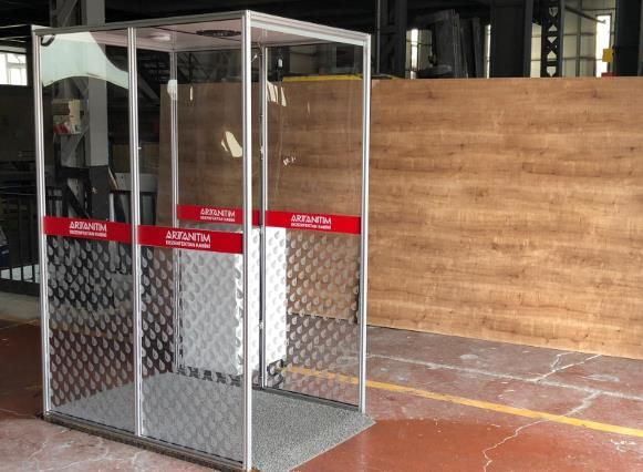 İstanbul'da salgınla mücadele için "dezenfekte kabini" ürettiler