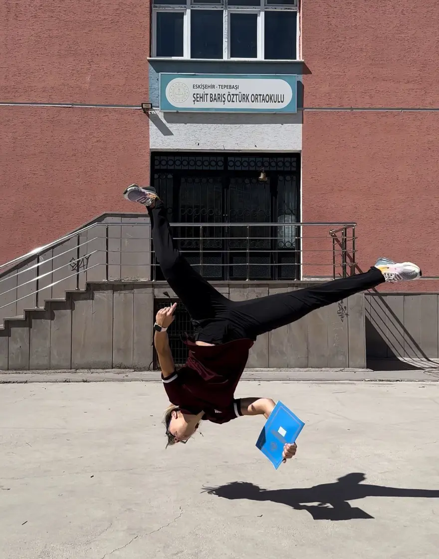 Dünya şampiyonu öğretmen "uçarak" ders işliyor! Takla ile derse giriyor, öğrenciler onun gibi olmak istiyor 5