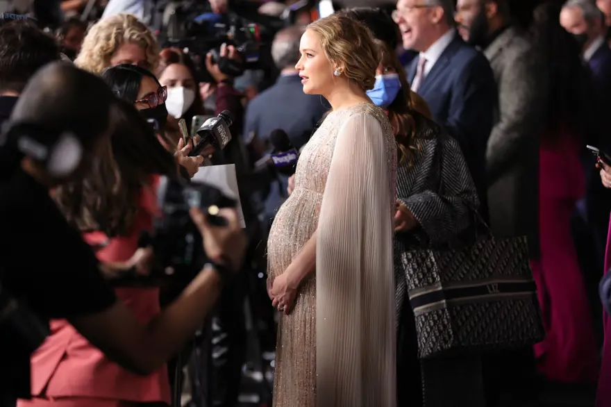 Doğuma gün sayan Jennifer Lawrence galada 6