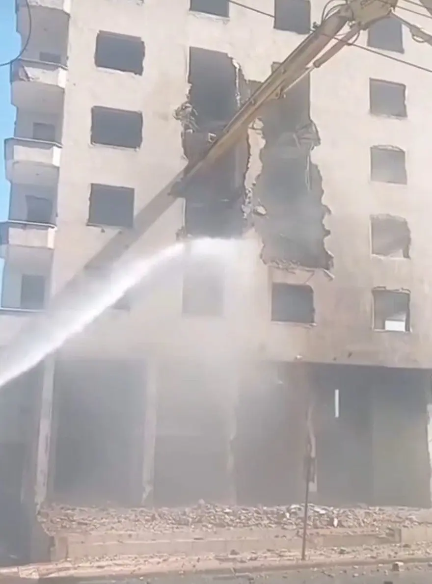 Ağır hasarlı bina yıkım sırasında çöktü 