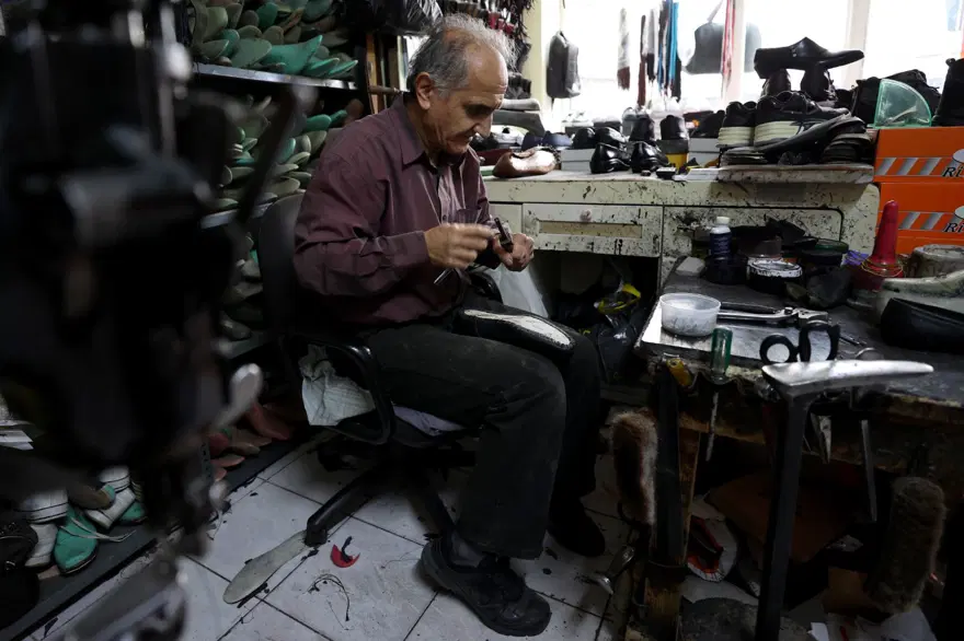 ONLARCA ÇALIŞANI VARDI, TEK KALDI 3 ONLARCA ÇALIŞANI VARDI, TEK KALDI 3