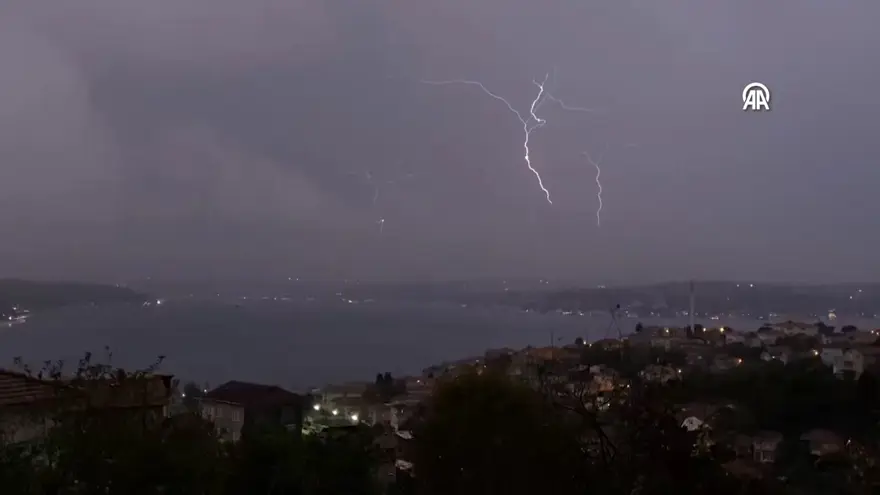 İstanbul'da sağanak hayatı olumsuz etkiledi 15