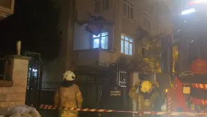 Kartal'da bir binanın balkonu çöktü