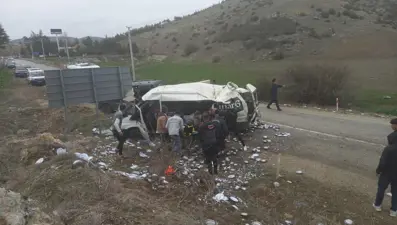 Afyonkarahisar'da minibüs kazası: Üç yaralı