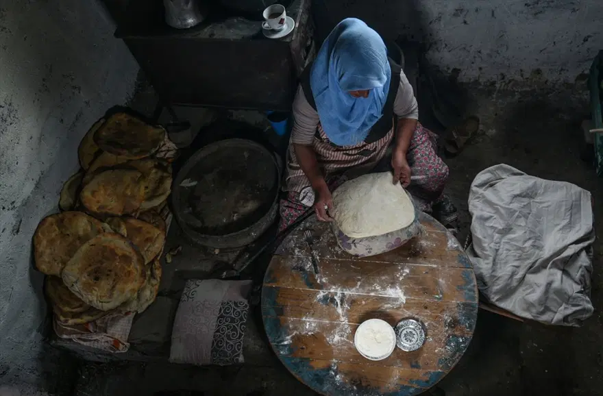 Kars'ın Arpaçay ilçesi Kuyucuk köyünde fırına gidilmiyor ekmeği kadınlar yapıyor 1 Kars'ın Arpaçay ilçesi Kuyucuk köyünde fırına gidilmiyor ekmeği kadınlar yapıyor 1
