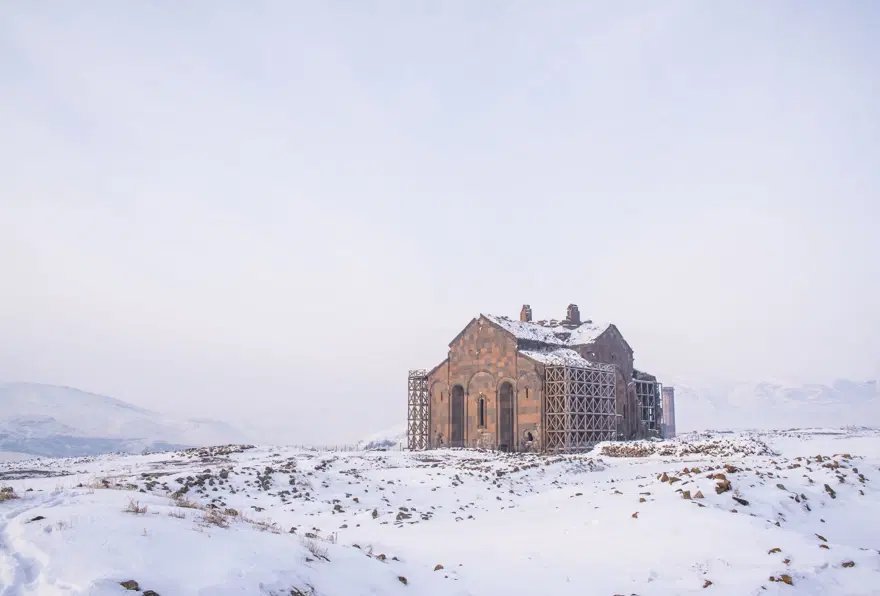 Beyaza bürünen Ani Antik Kenti masalsı güzelliğiyle yerli ve yabancı turistleri ağırlıyor 9 Beyaza bürünen Ani Antik Kenti masalsı güzelliğiyle yerli ve yabancı turistleri ağırlıyor 9