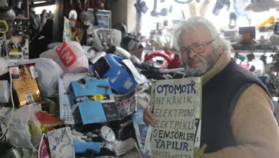 Dükkanında adım atacak yer kalmadı: 50 yılda yüzlerce elektronik eşya unutuldu