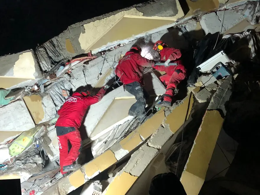 AKUT RİZE SORUMLUSU: ENKAZ ALTINDA ÇOK SAYIDA CANLI KİŞİ VAR 120