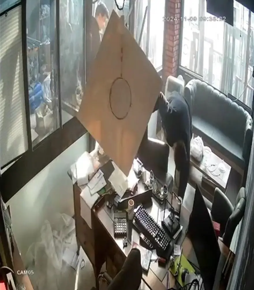 Güvercin beslemek için çıktığı asma tavan çöktü 