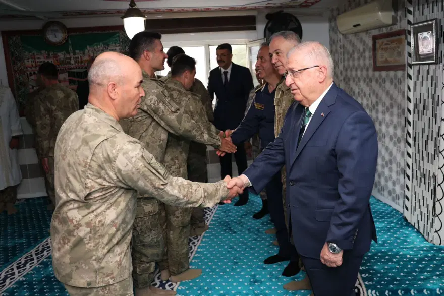 Bakan Güler'den Hakkari'de Mehmetçiğe bayram ziyareti 3