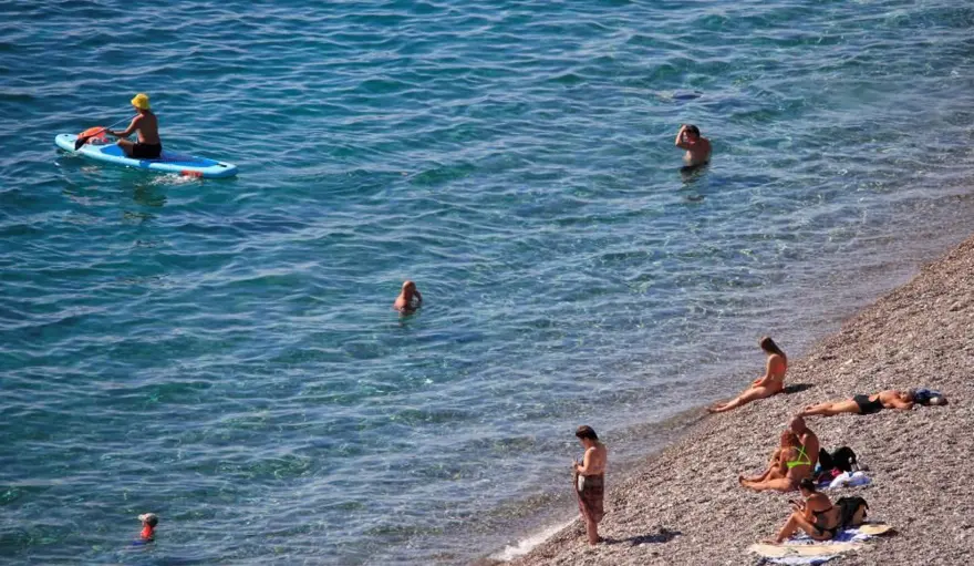 Türkiye kışı yaşıyor, onlar denize giriyor 1