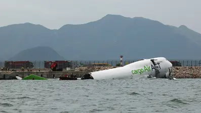 Türk şirketinin uçağı pistten çıkıp denize uçtu: İki ölü