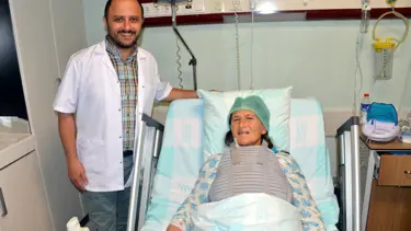 Önce ameliyat etti, sonra kanını vererek hayatını kurtardı