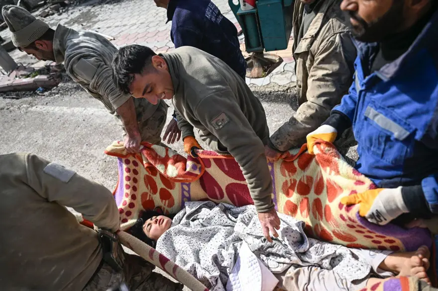 Enkaz altındakiler için zamana karşı yarış 67