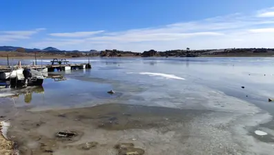 Frig Vadisi'ndeki Emre Gölü buz tuttu