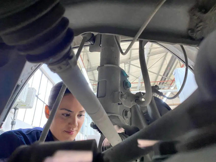 27 yaşındaki 3 üniversite diplomalı kadın usta: Baba mesleğini sürdürerek oto tamirciliği yapıyor 1