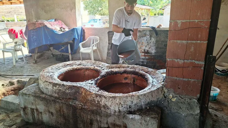 4 saat kazanlarda kaynatılıp, 24 saat dinlendiriliyor: Eski usulle yapımı sürüyor 1 4 saat kazanlarda kaynatılıp, 24 saat dinlendiriliyor: Eski usulle yapımı sürüyor 1