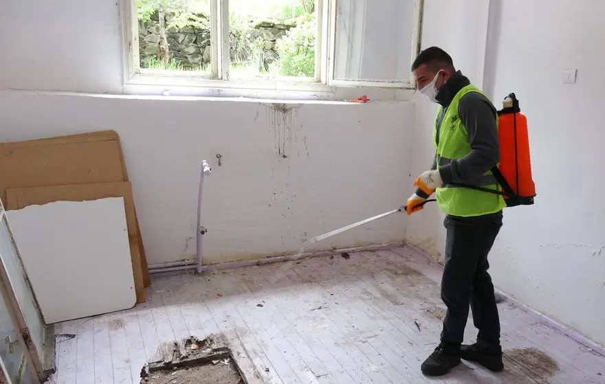 Apartman sakinleri kokudan isyan etti: Daireden 2 kamyon çöp çıktı 2