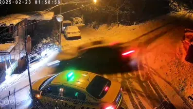 Beykoz'da buzda kayan otomobil 2 eve çarptı