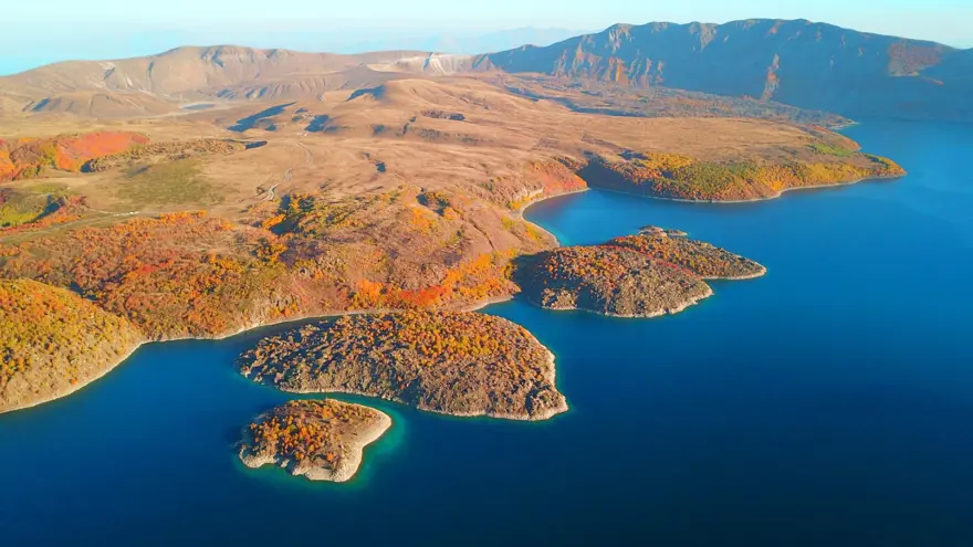 Nemrut Krater Gölü’nde sonbahar güzelliği eşliğinde çevre temizliği 9