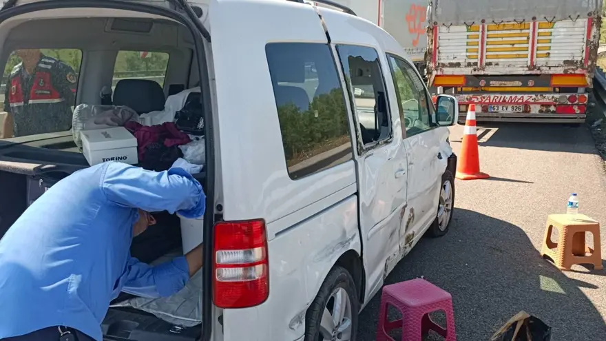 Seyir halinde lastiği patlayan araç kaza yaptı: 9 yaralı 2