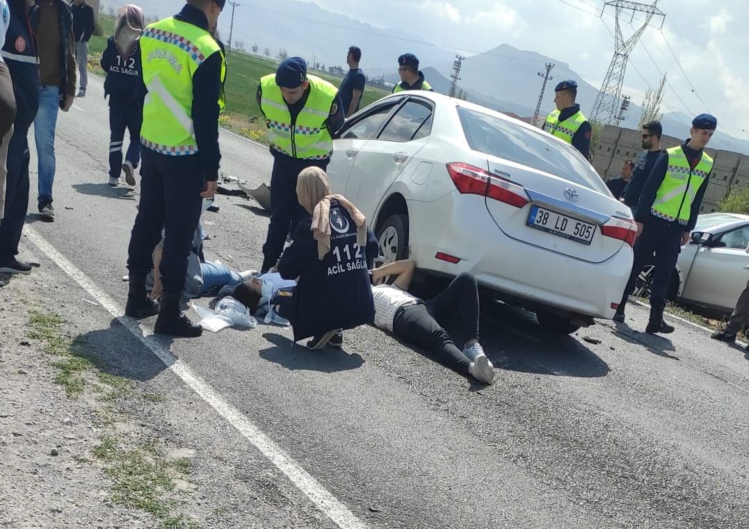 Kayseri’de iki otomobil kafa kafaya çarpıştı: 6 yaralı