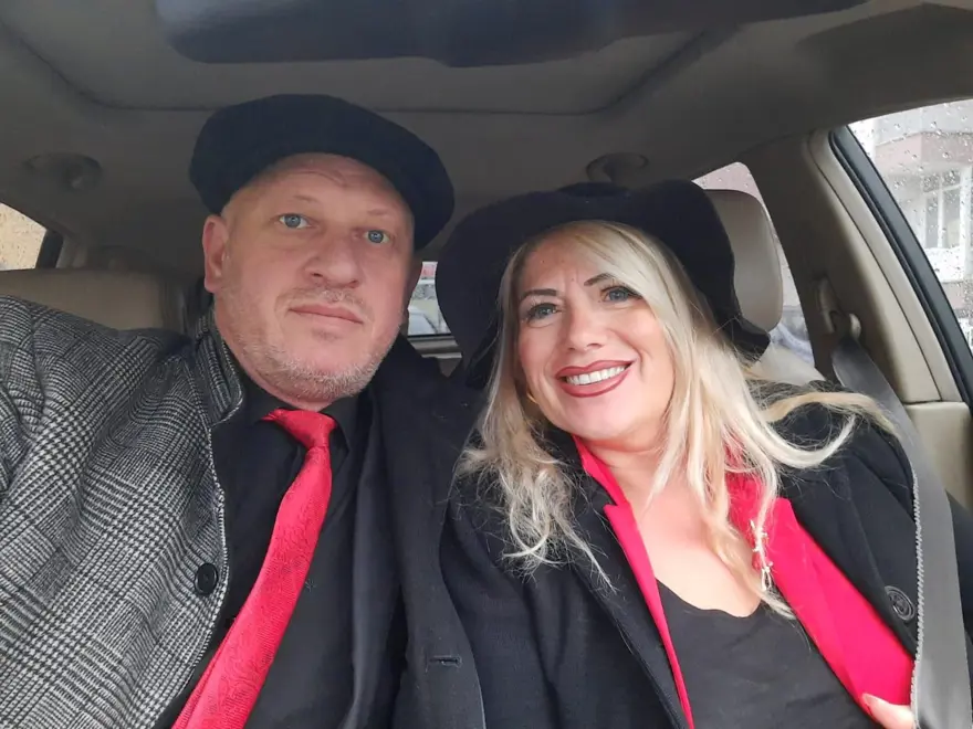 Türkiye'nin en renkli aşıkları: 26 yıldır aynı renk elbiseler giyiyorlar 5 Türkiye'nin en renkli aşıkları: 26 yıldır aynı renk elbiseler giyiyorlar 5