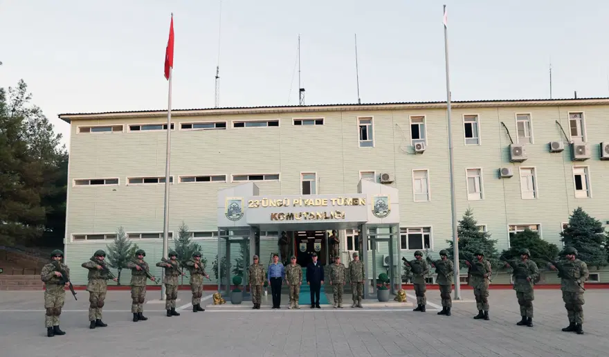 Milli Savunma Bakanı Akar'dan sınır birliklerinin komutanları ile toplantı 6