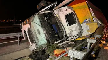 Aydınlatma direklerine çarpıp devrildi: 1 ölü, 1 yaralı