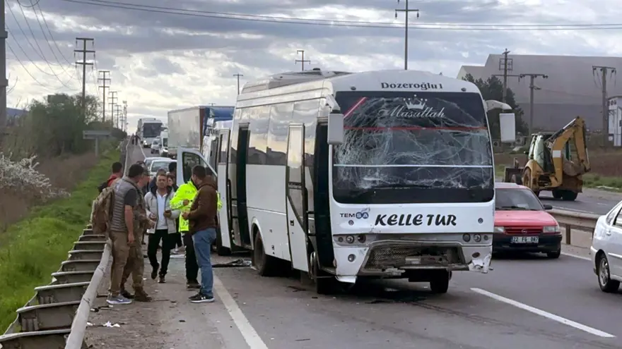 İki servis aracı çarpıştı: 5’i askeri personel, 16 yaralı 5