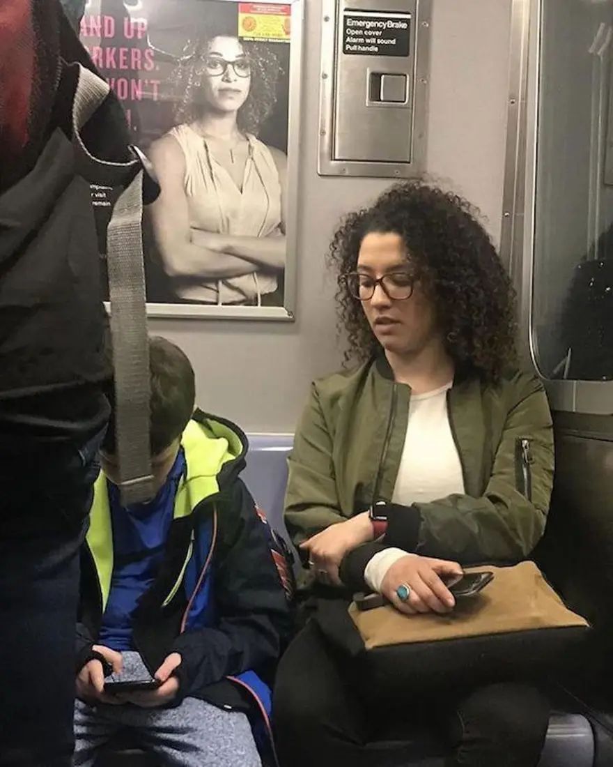 Reklam panosunda ikizinizle karşılaşsanız ne yapardınız? (Metroda fenomen oldular) 6