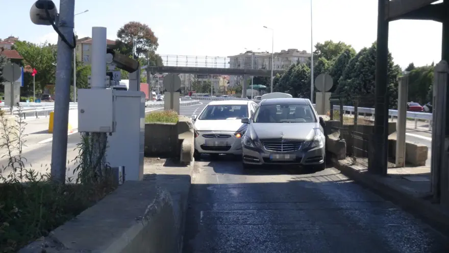 İnatçısürücüler aynı anda geçmeye çalıştıkları gişede sıkıştı 1 İnatçısürücüler aynı anda geçmeye çalıştıkları gişede sıkıştı 1