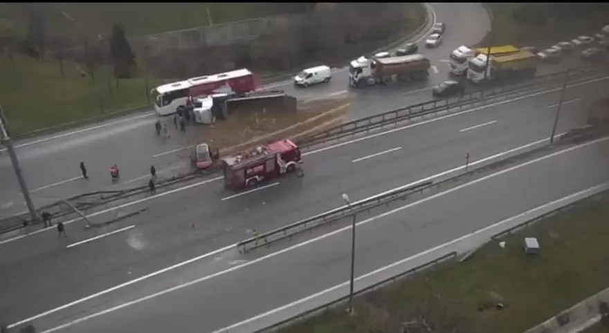 Basın Ekspres Yolu'nda iki kamyon devrildi 2 Basın Ekspres Yolu'nda iki kamyon devrildi 2