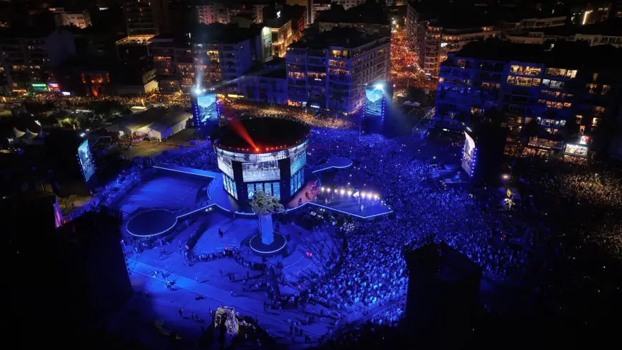 İzmir’de kurtuluş günü coşkusu: Tarkan konserine yüz binlerce kişi akın etti 8