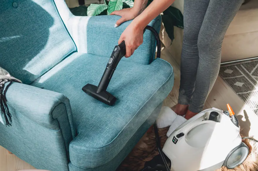 6-KOLTUK LEKELERİNİ SIVI LEKE ÇIKARICIYLA TEMİZLEYİN 5