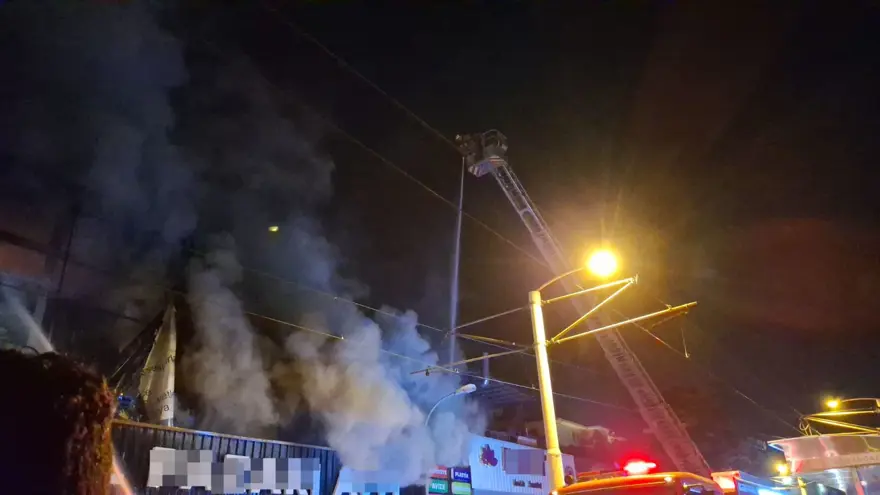 Bursa'da hediyelik eşya ve plastik malzeme satan mağaza alev alev yandı 2