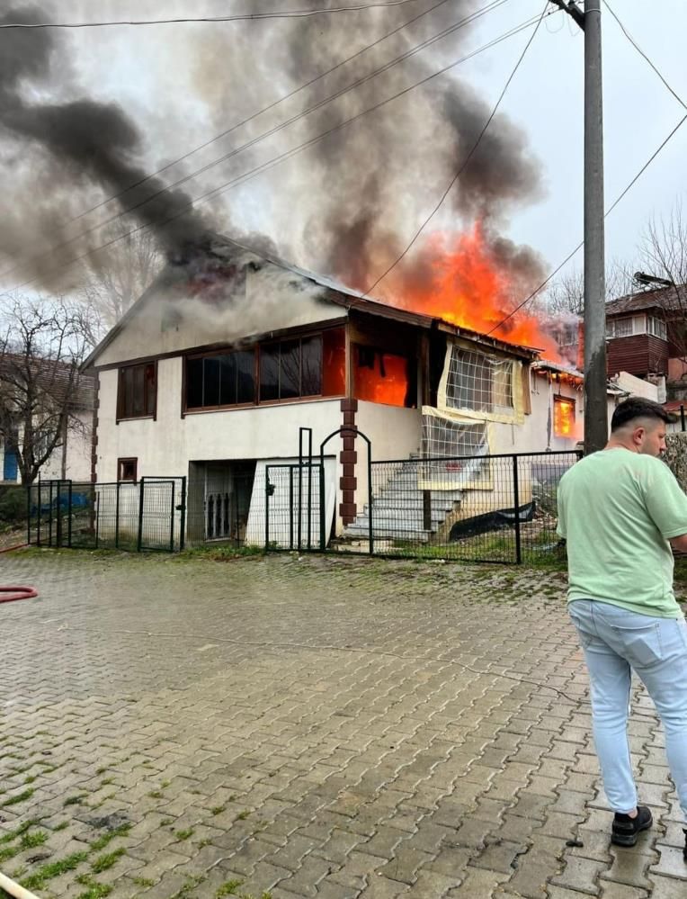 Bolu'da ahşap ev alev alev yandı