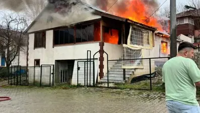 Bolu'da ahşap ev alev alev yandı